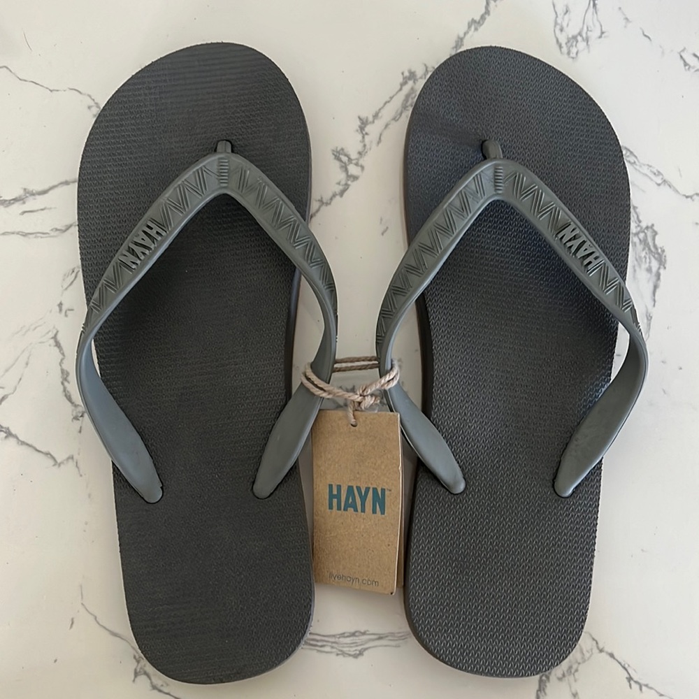 NWT. Hayn men’s flip flop. Color gray.